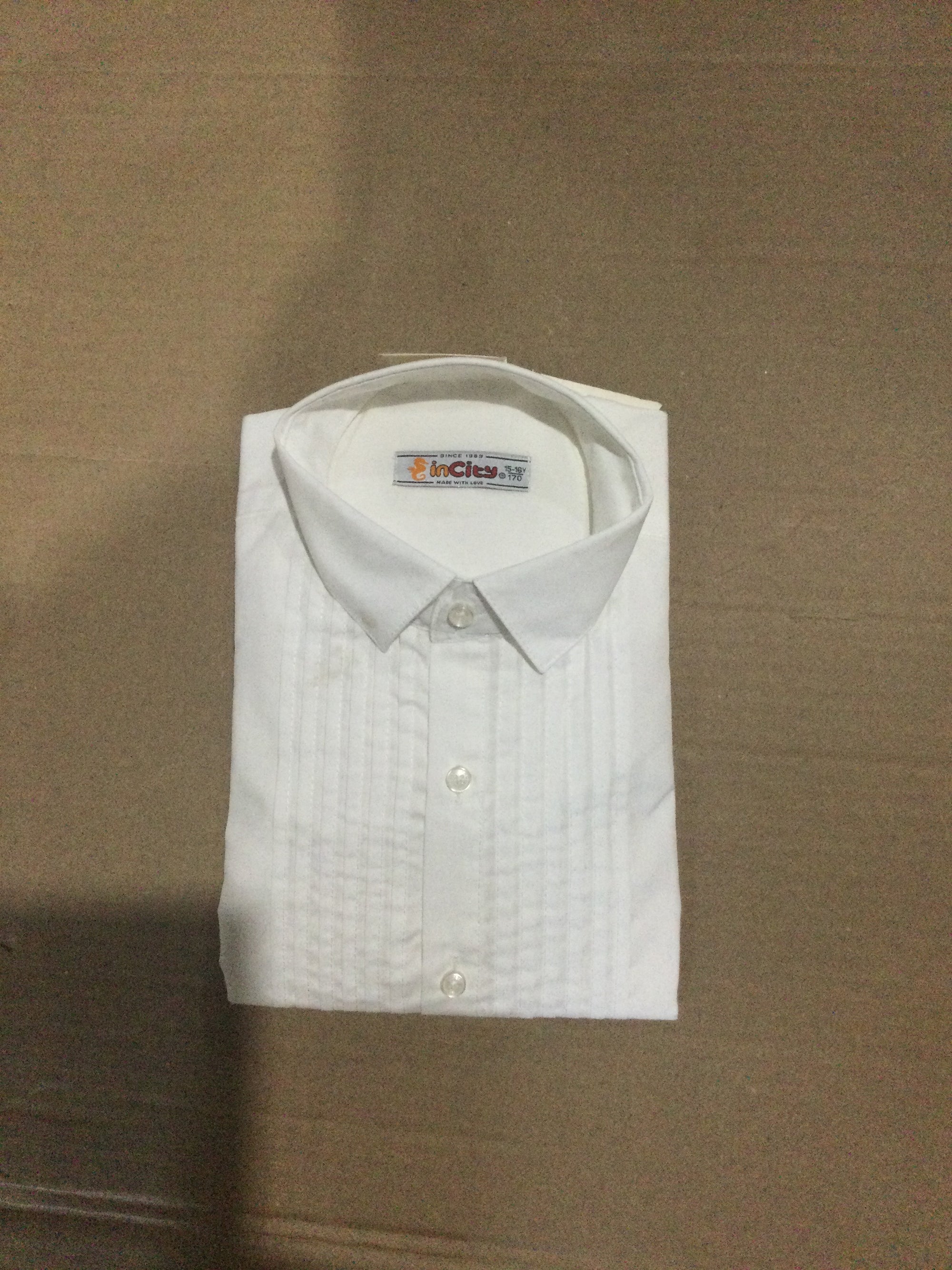 En la ciudad Camisa blanca