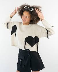Por favor, jersey corto de niña con corazones con flecos.